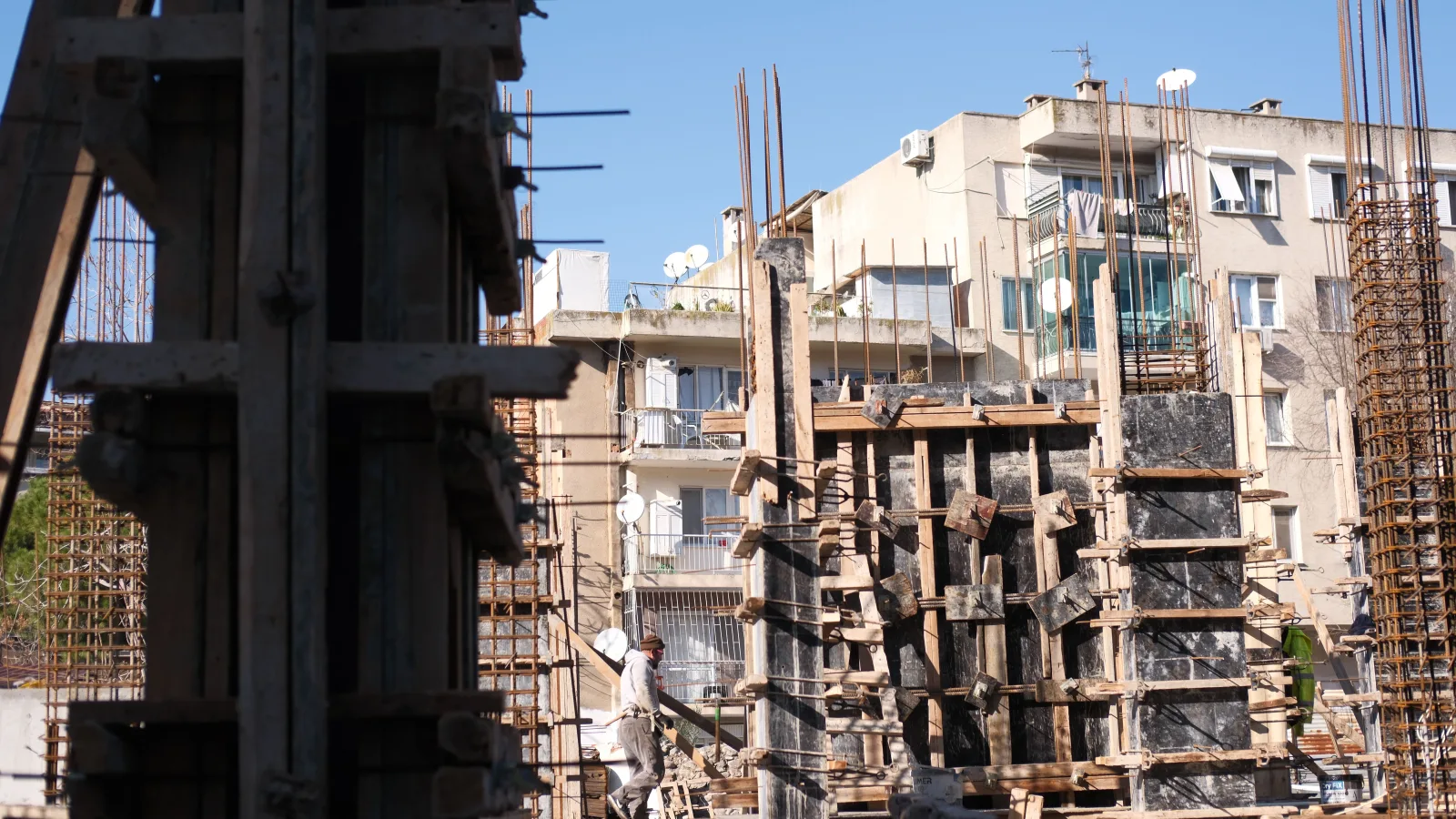 Die Baustelle aus 3.000 Kilometern: Baufortschritt aus der Ferne richtig lesen