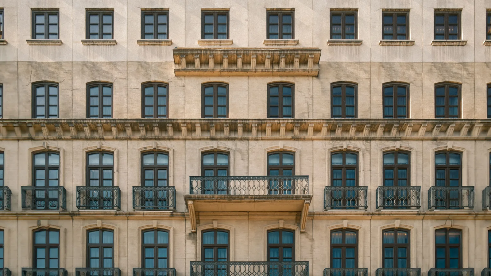 Erdgeschoss oder oberste Etage: Die Wohnungsfrage, die niemand recherchiert