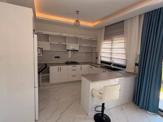 Bezugsfertige Wohnung mit Pool und Grünanlage, Ansicht 2