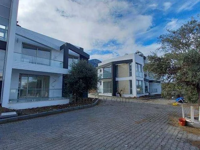 Apartment zum Verkauf in Kyrenia: Möbliertes Erdgeschoss mit Bergblick und Pool