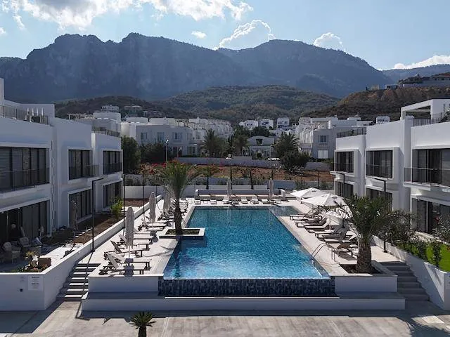 Apartment zum Verkauf in Kyrenia: Direkter Meerblick in der Mediterra Anlage