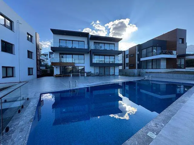Apartment zum Verkauf in Kyrenia: Möblierte Erdgeschosswohnung mit Bergblick