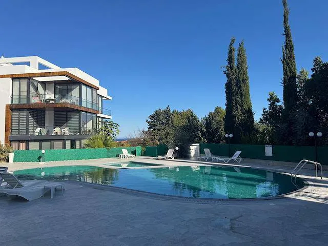 Apartment zum Verkauf in Kyrenia: Moebliert mit Bergblick und Gemeinschaftspool