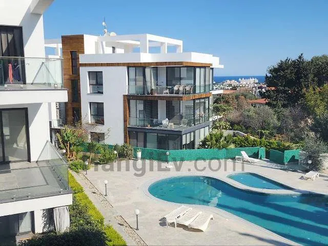Apartment zum Verkauf in Kyrenia: Zwei Schlafzimmer mit Pool und Dachterrasse
