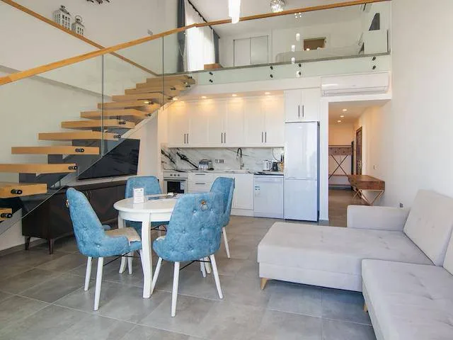 Apartment zum Verkauf in Esentepe: Möbliertes Loft mit Dachterrasse nahe dem Strand