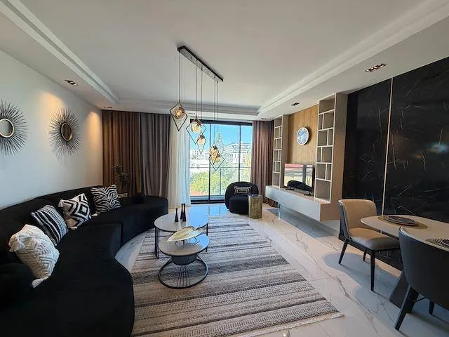 Apartment zum Verkauf in Kyrenia: Stilvolles Loft mit Dachpool und Sauna
