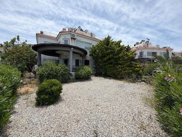 Apartment zum Verkauf in Kyrenia: Möblierte Wohnung mit Bergblick und Garten