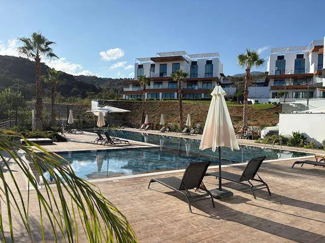 Penthouse zum Verkauf in Esentepe: Zwei Schlafzimmer mit Terrasse und Bergblick