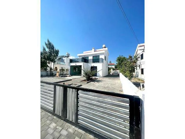 Villa zum Verkauf in Kyrenia: Ebenerdige Villa mit Garten und Kamin