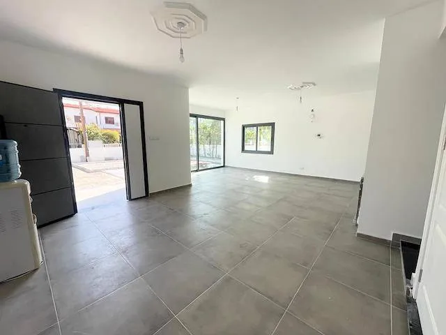 Ebenerdige Villa mit Garten und Kamin, Ansicht 2
