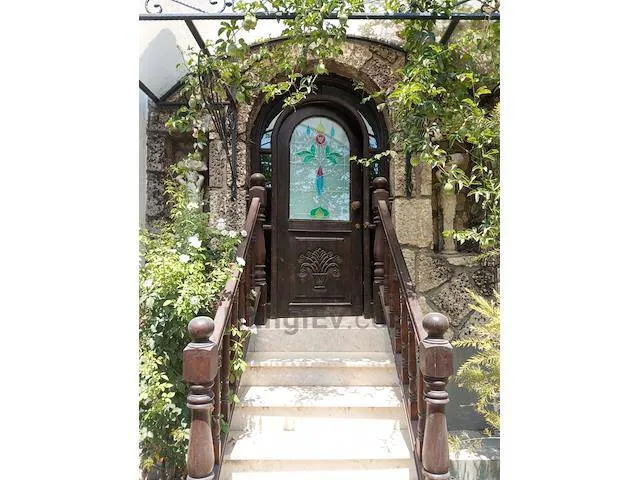 Möblierte Villa mit Pool und großem Garten, Ansicht 2