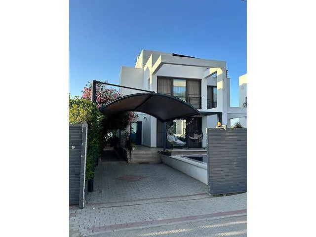 Villa zum Verkauf in Kyrenia: Ebenerdiges Wohnen mit Pool und Meerblick