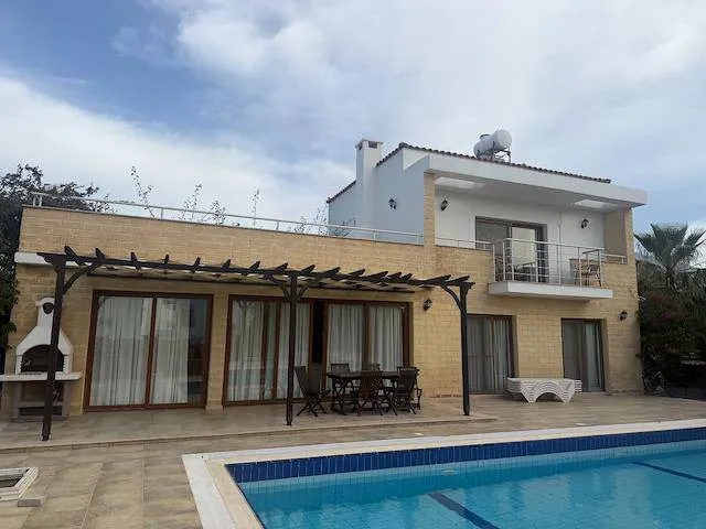 Villa zum Verkauf in Esentepe: Familienvilla mit Pool, Garten und Meerblick