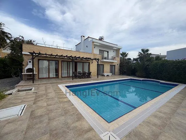 Familienvilla mit Pool, Garten und Meerblick, Ansicht 2