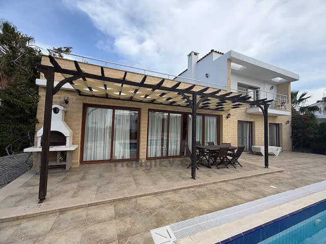 Familienvilla mit Pool, Garten und Meerblick, Ansicht 3