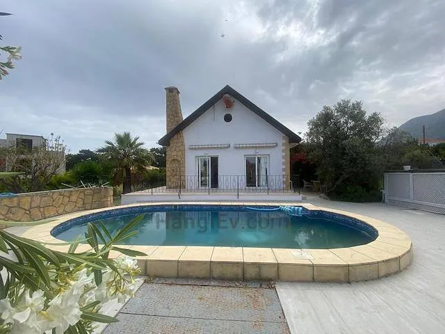 Ebenerdiges Zuhause mit Pool und Bergblick, Ansicht 3