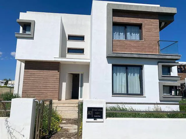 Villa zum Verkauf in Iskele: Drei Schlafzimmer, eigener Pool und Garten