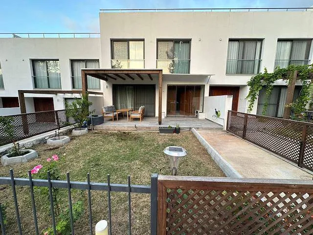 Villa zum Verkauf in Kyrenia: Bezugsfertig mit Pool und Meerblick