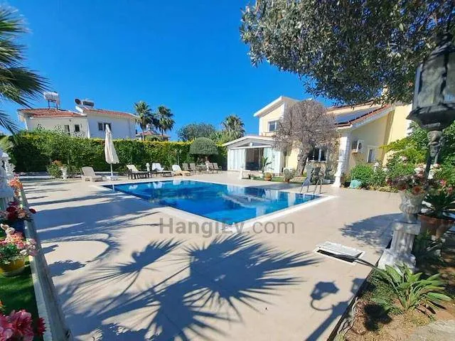 Vier Schlafzimmer, eigener Pool und Garten, Ansicht 2