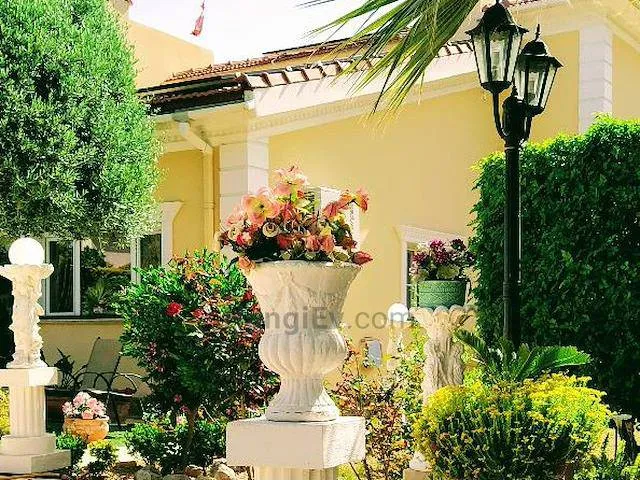 Vier Schlafzimmer, eigener Pool und Garten, Ansicht 3