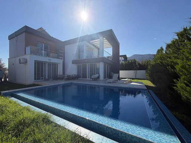Villa zum Verkauf in Kyrenia: Neubau mit Infinity Pool und Bergblick