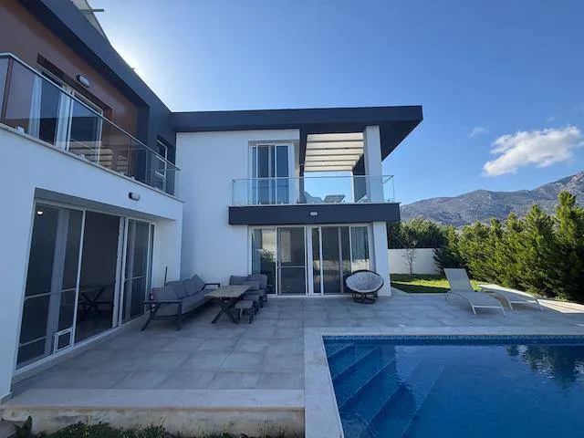 Neubau mit Infinity Pool und Bergblick, Ansicht 2