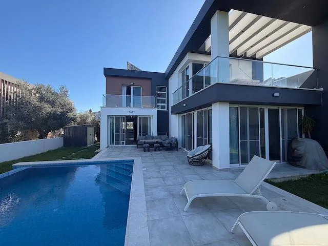 Neubau mit Infinity Pool und Bergblick, Ansicht 3