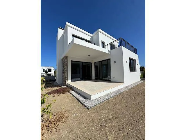 Villa zum Verkauf in Kyrenia: Vier Schlafzimmer, Pool und Bergblick