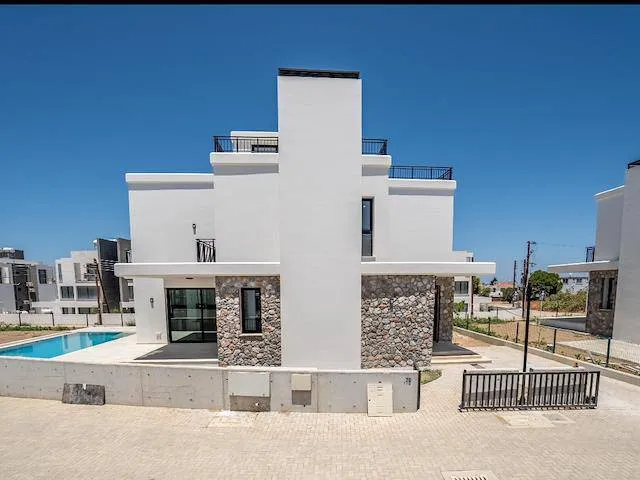 Villa zum Verkauf in Kyrenia: Neuwertiges Familienhaus mit Pool und Dachterrasse