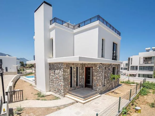 Neuwertiges Familienhaus mit Pool und Dachterrasse, Ansicht 2