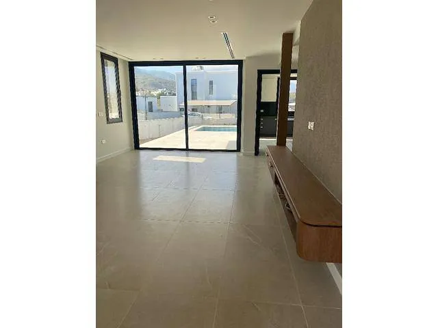 Neuwertiges Familienhaus mit Pool und Dachterrasse, Ansicht 3